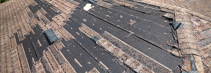 großflächig beschädigtes Bitumendach
